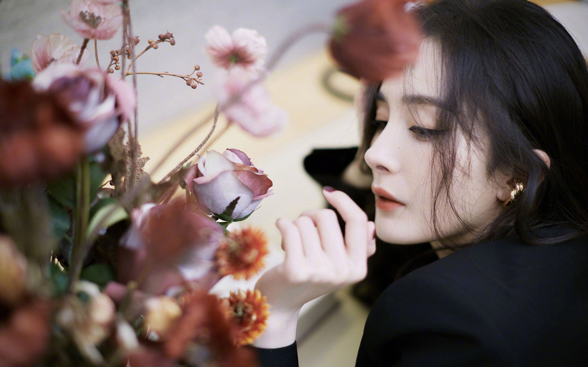 爱游戏官网-皇马后防问题暴露！客场遭逢沉重失利，皇马后防天团