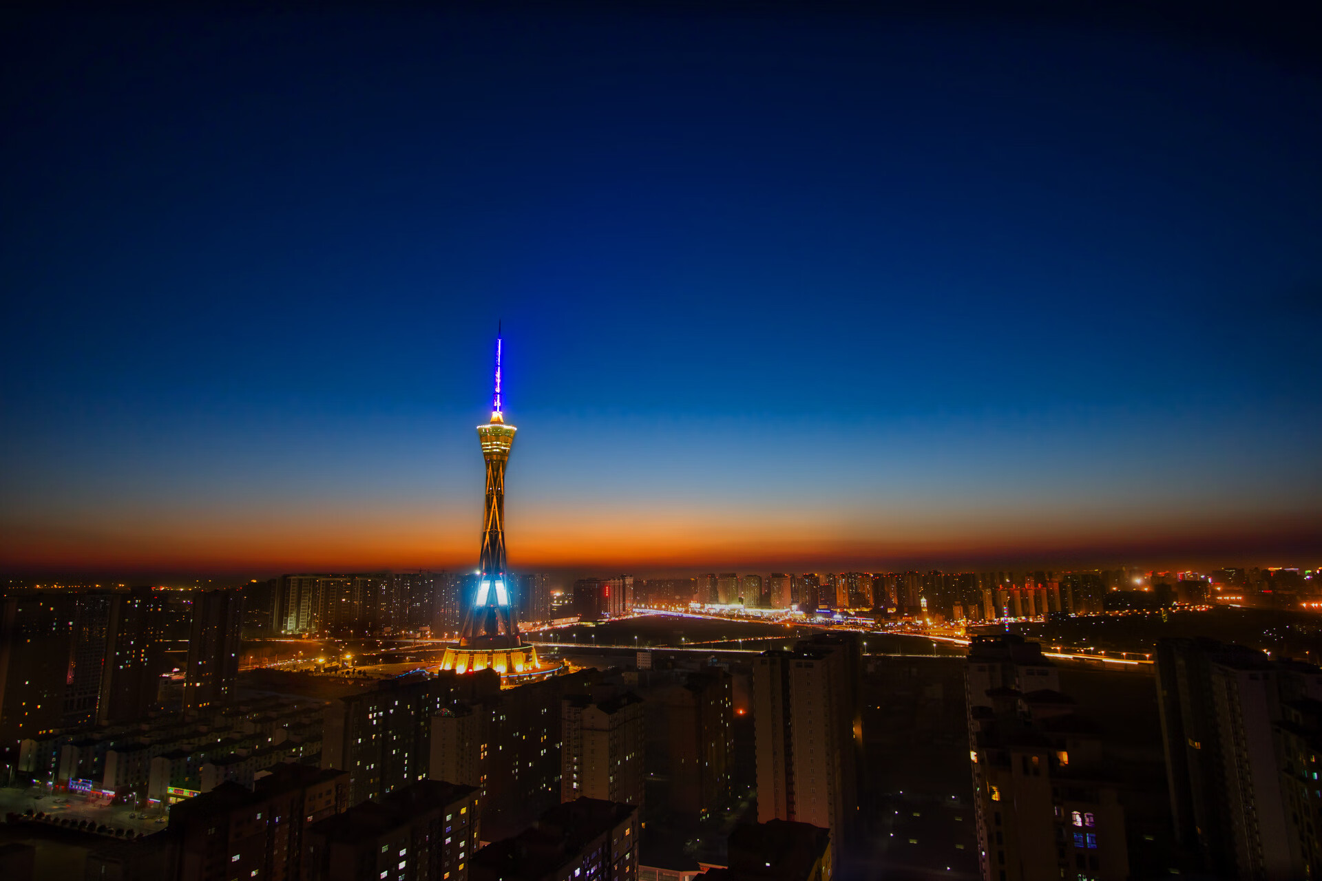 爱游戏娱乐网址-皇家马德里客场逆转胜瓦伦西亚，提升积分排名，皇家马德里对埃瓦尔聚胜顽球汇